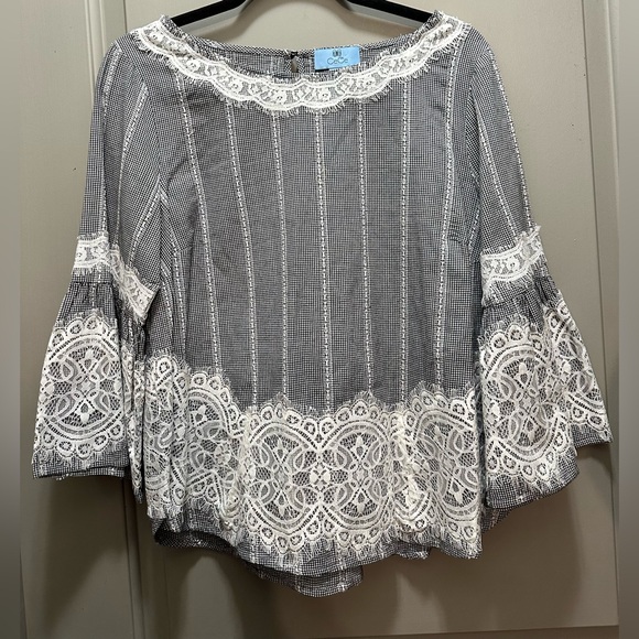 CeCe Tops - CeCe Size M Cotton Bell Sleeve Top NWOT